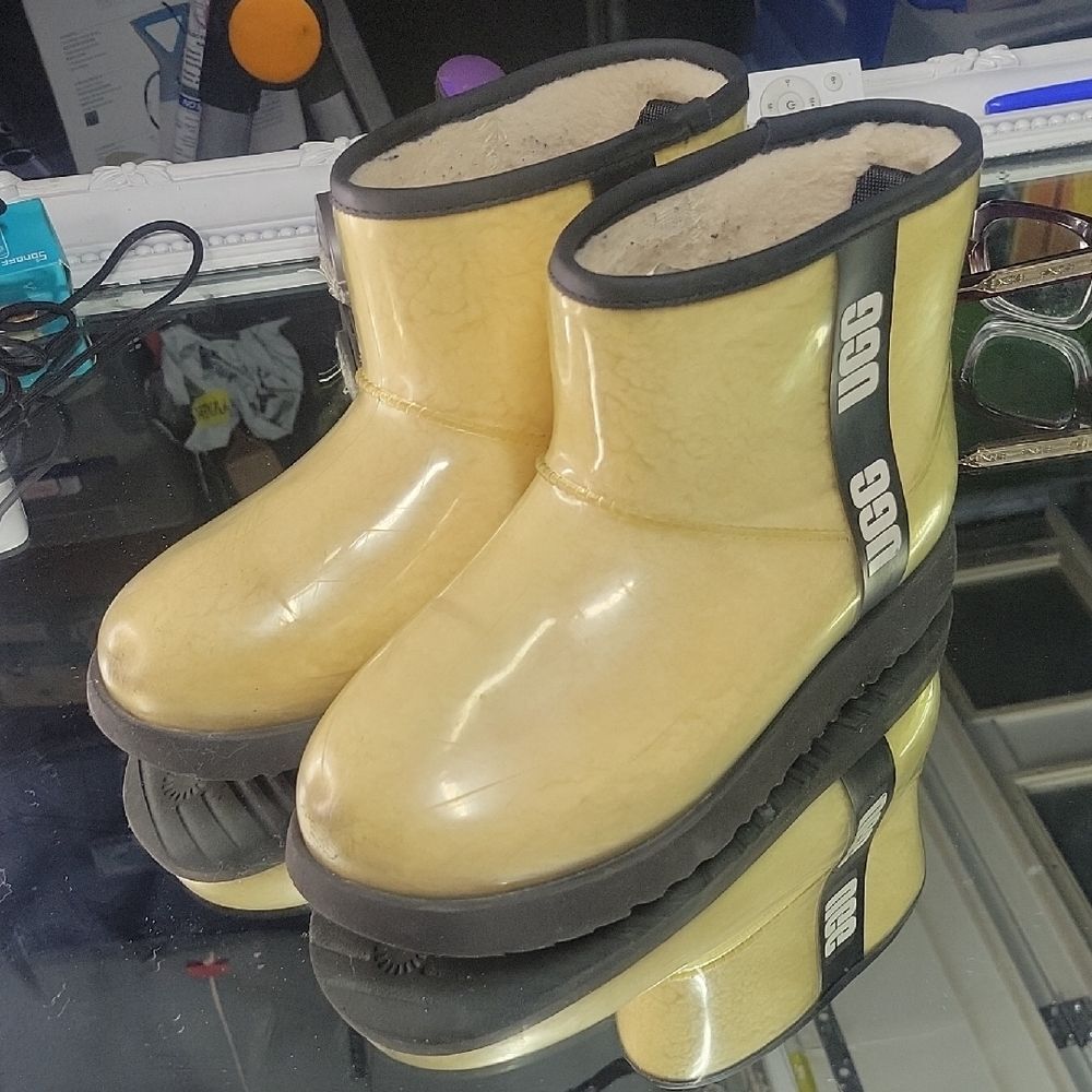 Womens 9 UGG Classic Clear Mini boot in natural with a black logo. 